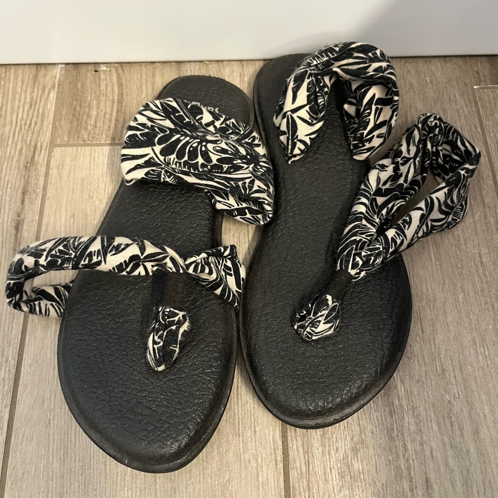 Sanuk Women's yoga sling Black & White Patterned Fabric Strap Sandals